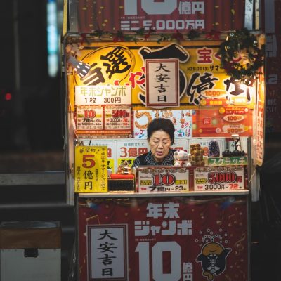 雨夜巷道的三维场景渲染，积水倒映招牌灯光，体现3d漫画在线观看的环境层次