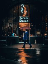 3d漫画霓虹心跳封面，都市夜景下两位主角相遇的3D动漫温馨画面